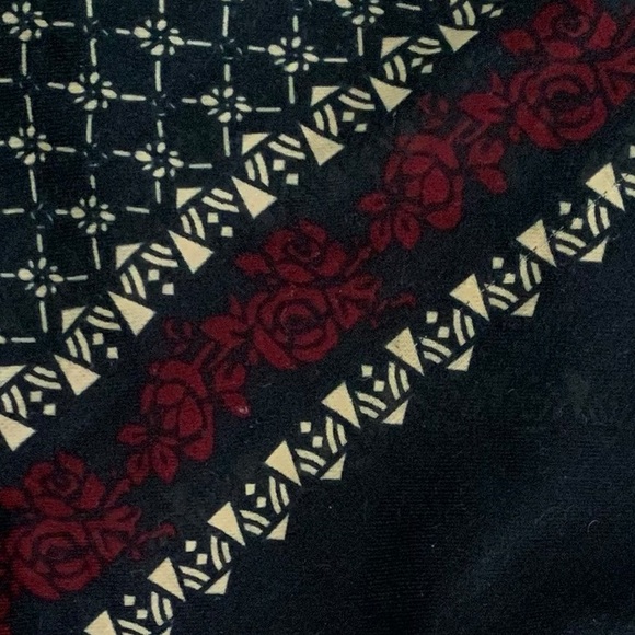 Boho hippie casual black red and taupe shawl size small with tassles - Picture 7 of 7